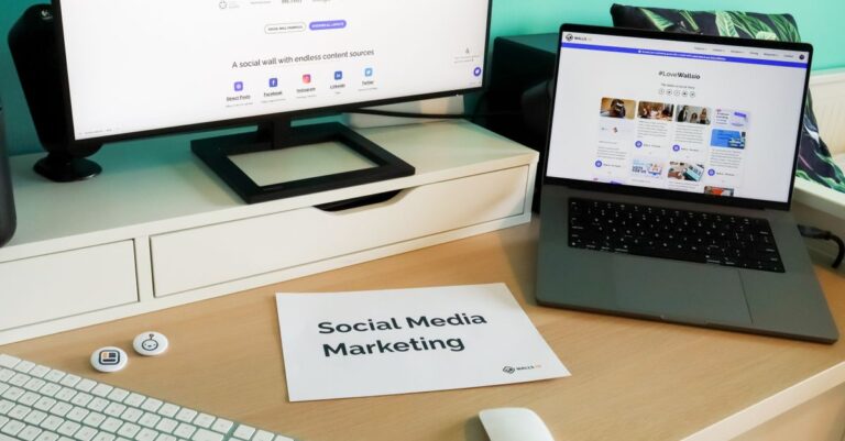 Espacio de trabajo elegante con portátil y monitor para marketing en redes sociales.